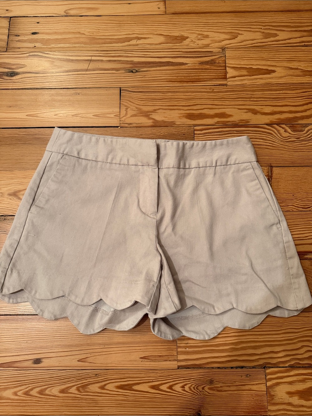 Attyre Scallop Hem Skort in Light Taupe